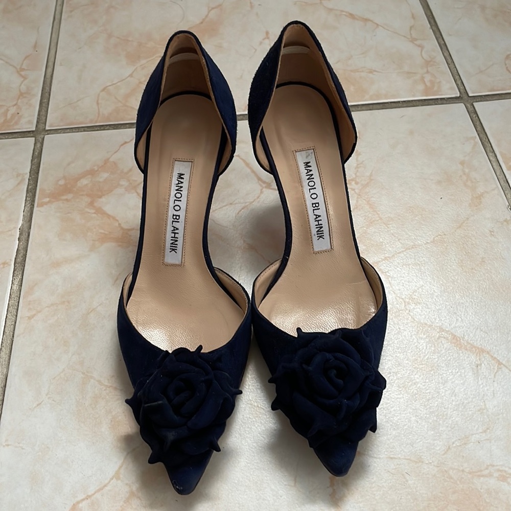 MUST GO BY WEDNESDAY SALE Manolo Blahnik Navy Heels
